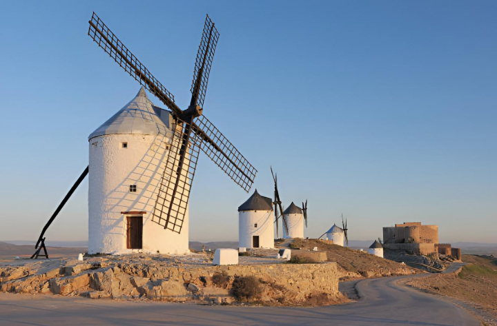 alt="alt="Varios molinos de viento en lo alto de Consuegra, en Toledo""