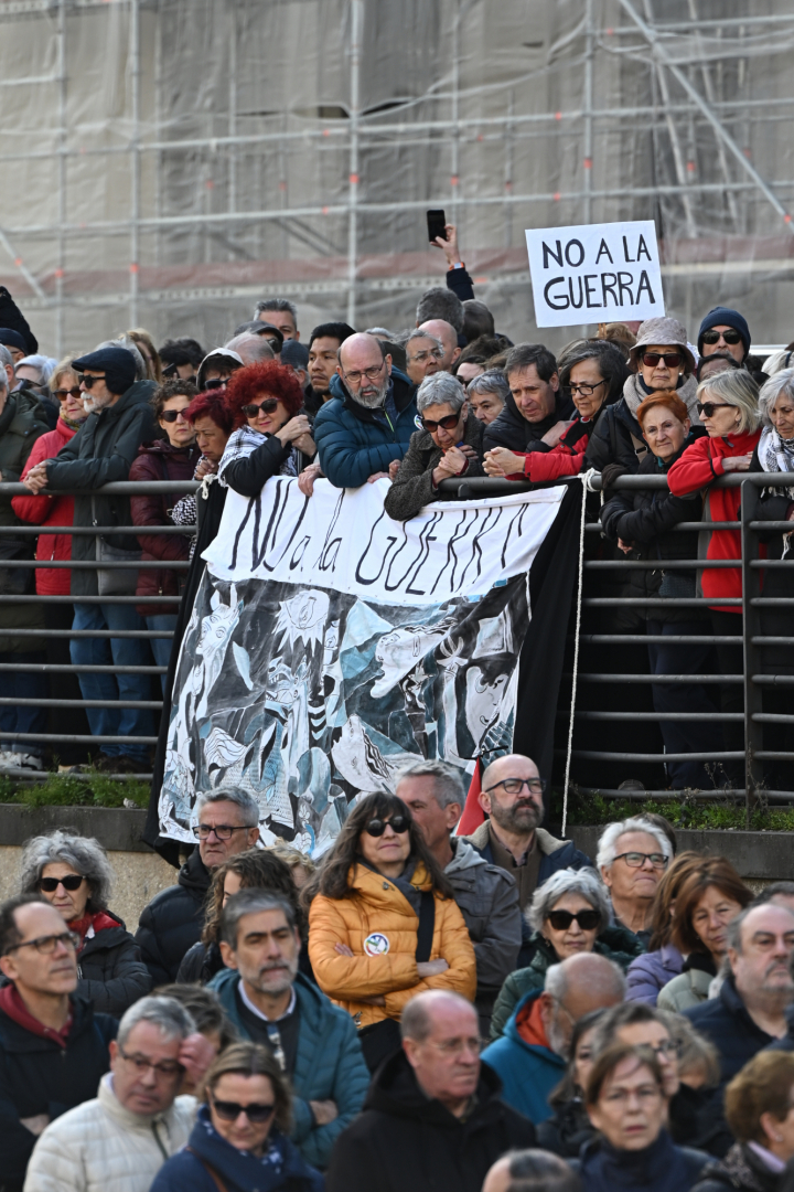 alt="alt="Miles de personas han participado este sábado en Madrid en la protesta convocada por la plataforma PararLaGuerra reclamando parar la guerra en Irán junto a personalidades del mundo de la cultura y de la política""