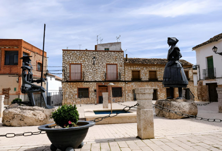 alt="alt="Una escena quijotesca en la Plaza Mayor de El Toboso, en Toledo""