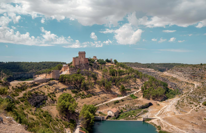 alt="alt="Una vista aérea del pueblo de Alarcón, en Cuenca""