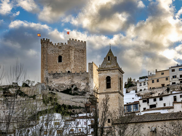 alt="alt="Una vista de los edificios más emblemáticos de Alcalá del Júcar (Albacete)""