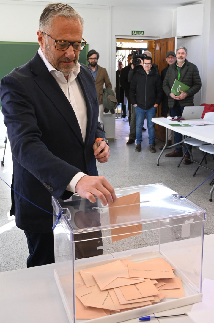 Carlos Pollán, votando en León este domingo.