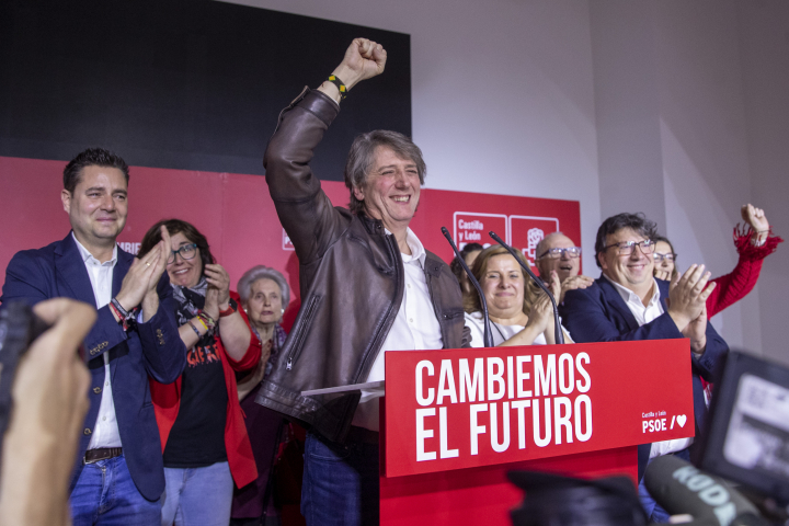 El candidato socialista a la presidencia de Castilla y León, Carlos Martínez, comparece ante los medios tras conocer los resultados electorales
