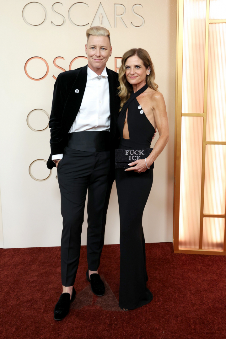 La exfutbolista Abby Wambach con la escritora y activista Glennon Doyle, contra el ICE en la alfombra roja de los Oscar.