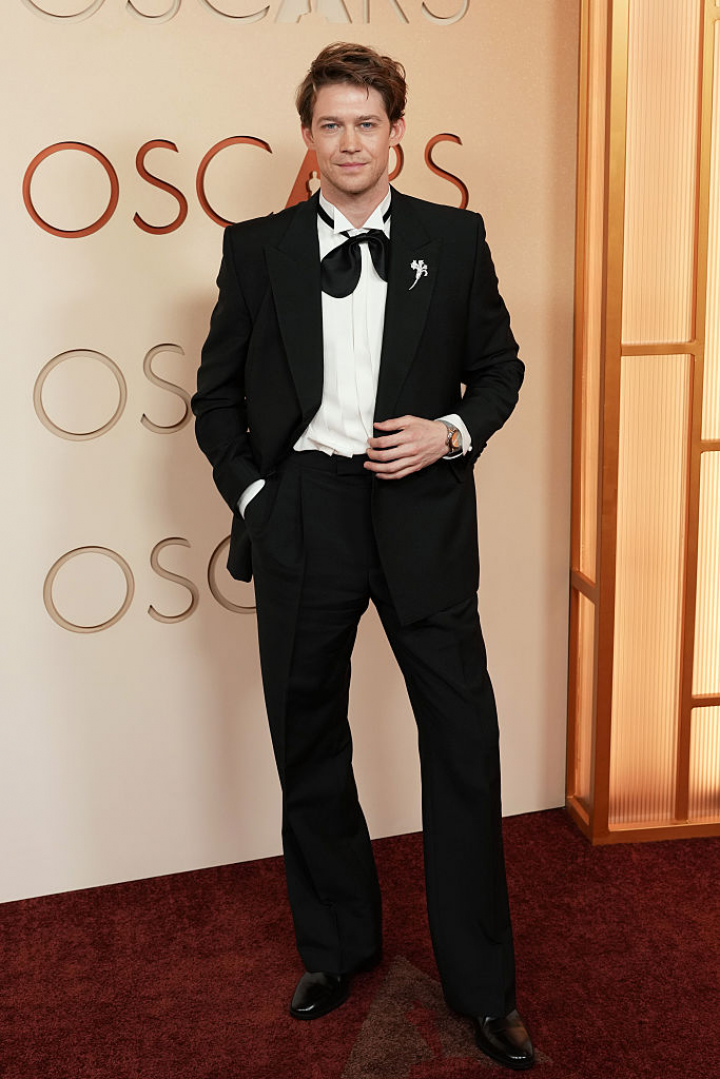 alt="alt="Joe Alwyn""