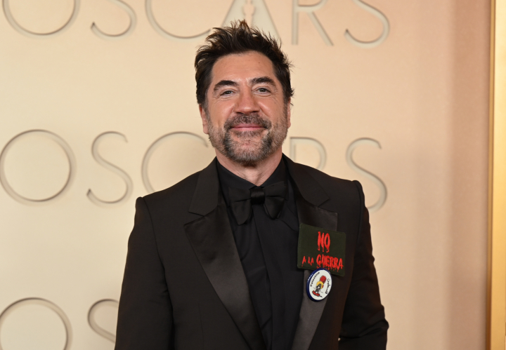 Javier Bardem con su cartel de 'No a la guerra' y de apoyo a Palestina en los Oscar 2026