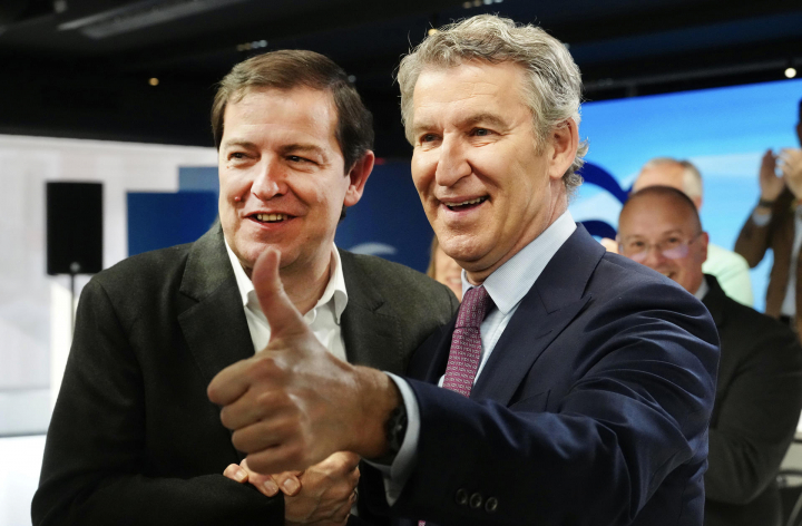 El presidente nacional del Partido Popular, Alberto Núnez Feijóo (d) junto al presidente en funciones de Castilla y León, Alfonso Fernández Mañueco