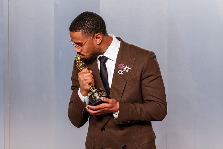 Michael B. Jordan posa con su estatuilla en la fiesta de Vanity Fair posterior a la gala de los Oscar.