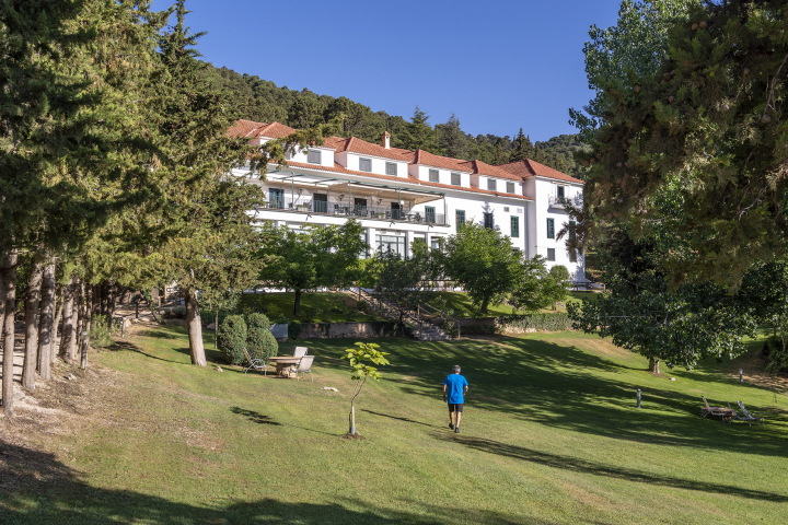El Parador de Cazorla se integra perfectamente entre el exuberante paisaje natural que le rodea.