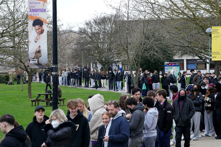 Estudiantes haciendo cola en la Universidad de Kent para recibir antibióticos el 16 de marzo de 2026.