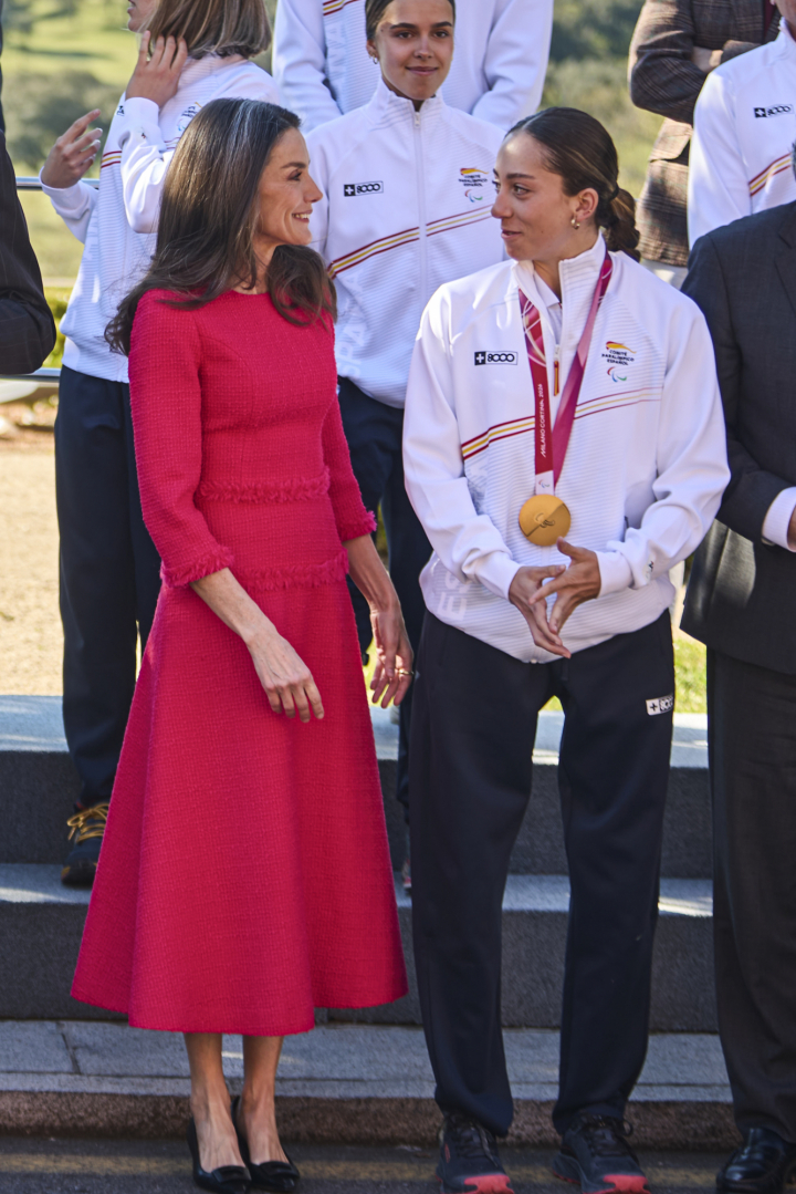 La reina Letizia hablando con la deportista paralímpica Audrey Pascual en la recepción de los reyes al equipo paralímpico español de Milano Cortina 2026
