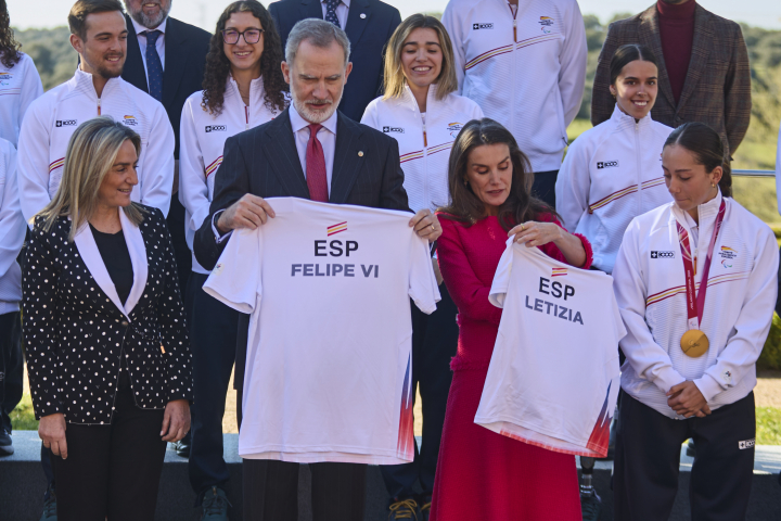 Los reyes Felipe y Letizia con las camisetas con sus respectivos nombres que les regaló el equipo paralímpico español de Milano Cortina 2026