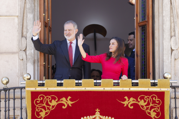 Los reyes Felipe y Letizia saludando desde el balcón del Ayuntamiento de Jaén en su visita oficial por el 1200º aniversario de su capitalidad