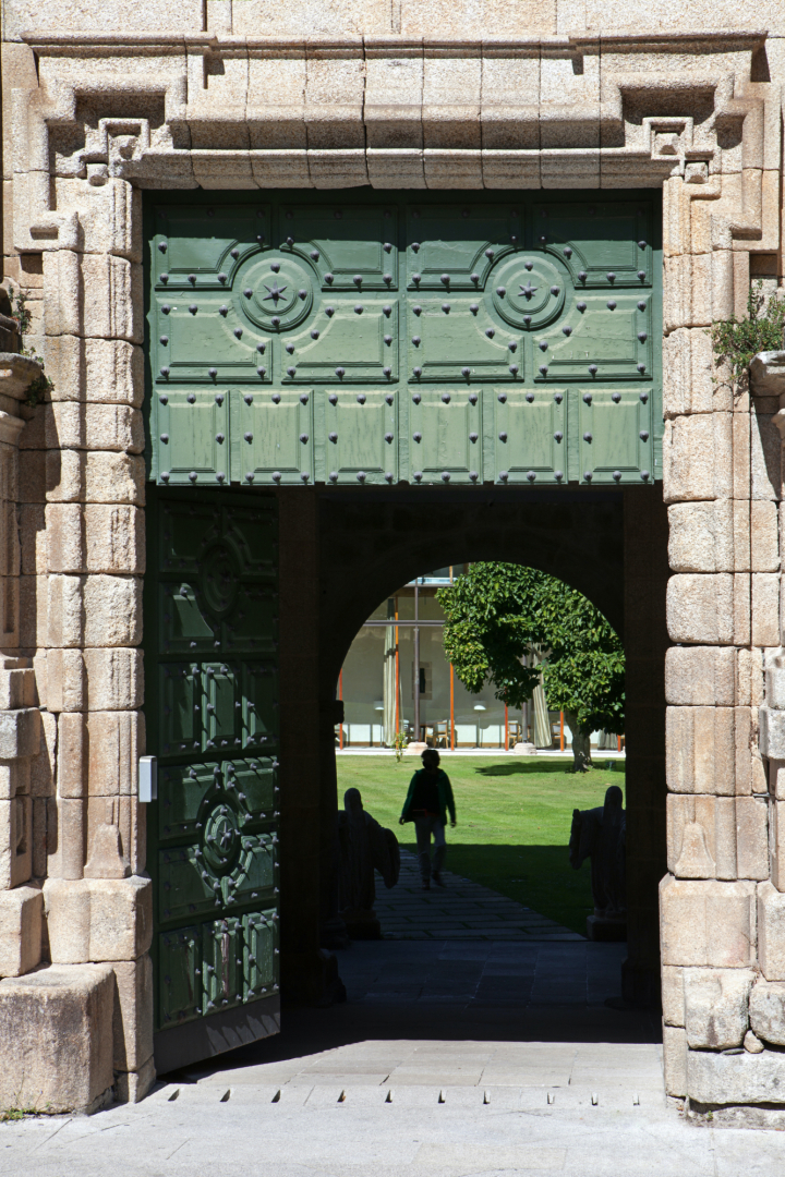 Puerta de entrada al Parador de Santo Estevo.