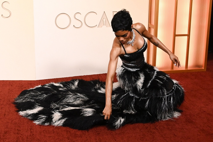 Teyana Taylor colocándose el vestido en la alfombra roja de los Oscar 2026
