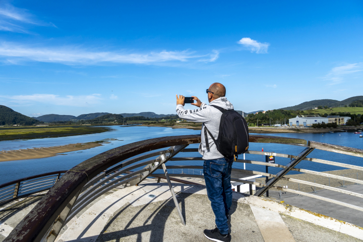 Un turista en las marismas de Santoña, un paraíso para los amantes de la ornitología.