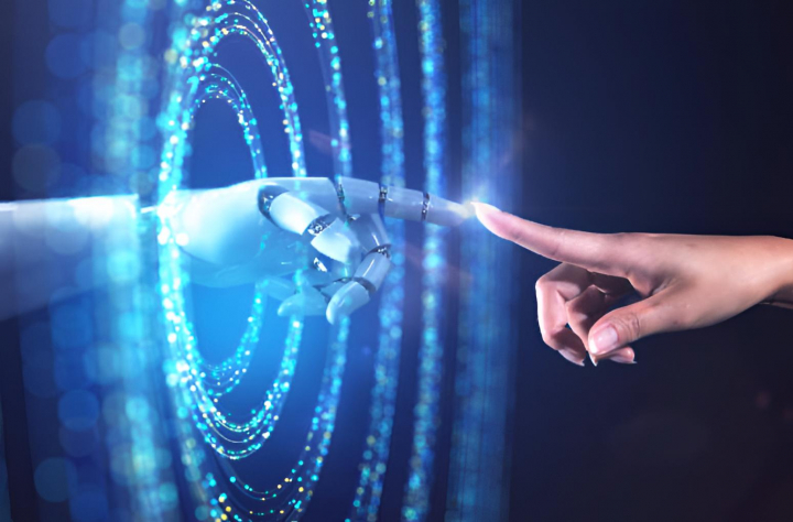 Una imagen abstracta de la mano de una mujer accediendo al mundo digital desde el mundo real