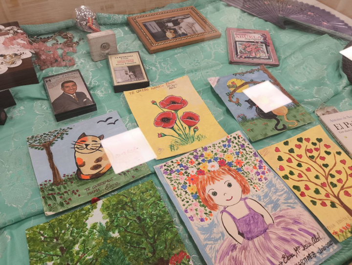 Varios dibujos de familiares, destinados a algunas de las 7.291 víctimas de las residencias de la Comunidad de Madrid