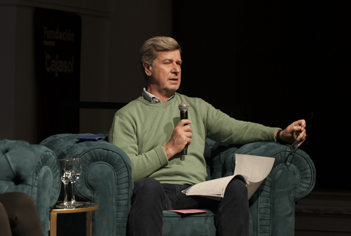 Cayetano Martínez de Irujo en un ciclo de conferencias sobre el centenario del nacimiento de Cayetana de Alba