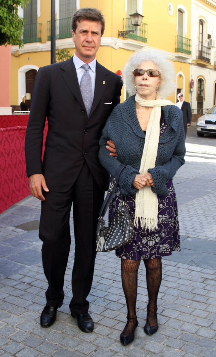 Cayetano Martínez de Irujo y la duquesa de Alba en Sevilla en la Semana Santa de 2010