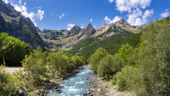 Con el deshielo, las cascadas multiplican la atmósfera bucólica del Parque Nacional de Ordesa y Monte Perdido.
