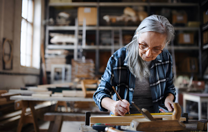 Artesana experimentada trabajando con herramientas manuales en un taller de carpintería.