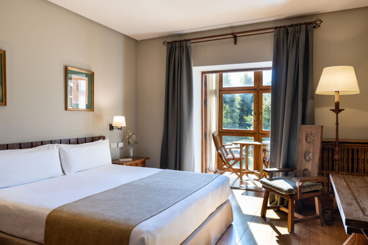 Después de disfrutar del entorno de Picos de Europa y de la práctica de actividades al aire libre, las habitaciones del Parador de Fuente De nos reciben para descansar y recuperar fuerzas.