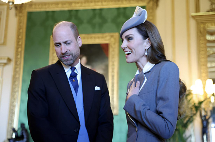 alt="alt="El príncipe Guillermo, príncipe de Gales, y Catalina, princesa de Gales, observan las piezas de la Colección Real""