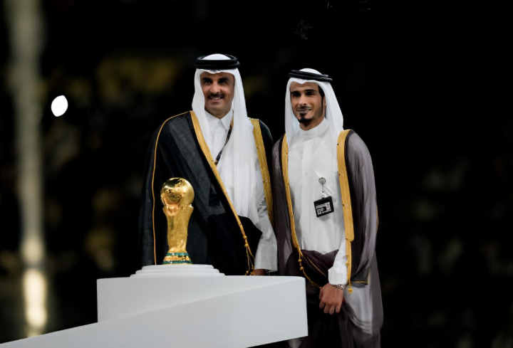 alt="alt="Hamad bin Khalifa Al Thani, emir de Qatar, observa el trofeo de la Copa Mundial tras la final de la Copa Mundial de la FIFA Qatar 2022""