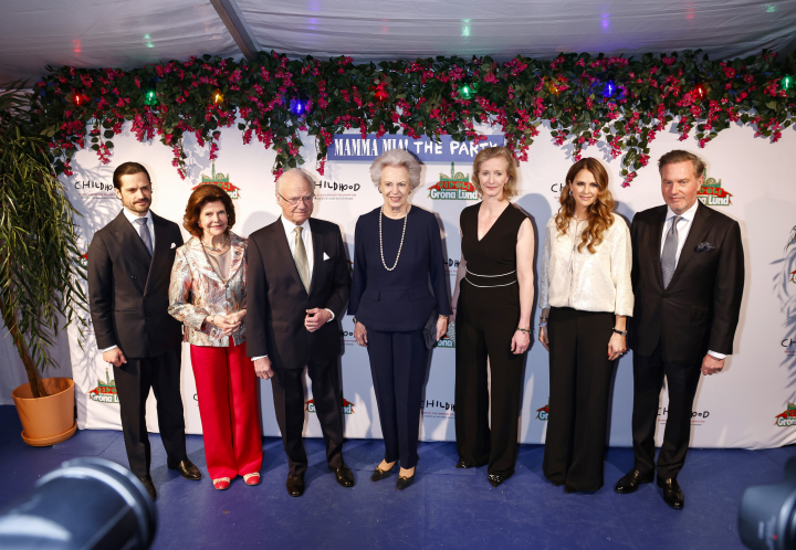 Los reyes de Suecia, Carlos Felipe de Suecia, Magdalena de Suecia y Chris O'Neill, Benedicta de Dinamarca y su hija Alexandra en 'Mamma Mia! The Party' en honor a Silvia de Suecia

Picture: The King Carl XVI Gustaf, Princess Benedikte, the Queen Silvia,
Prince Carl Philip, Princess Madeleine, Chris O Neill

(c) Photo Patrik C Oesterberg// STELLA Pictures