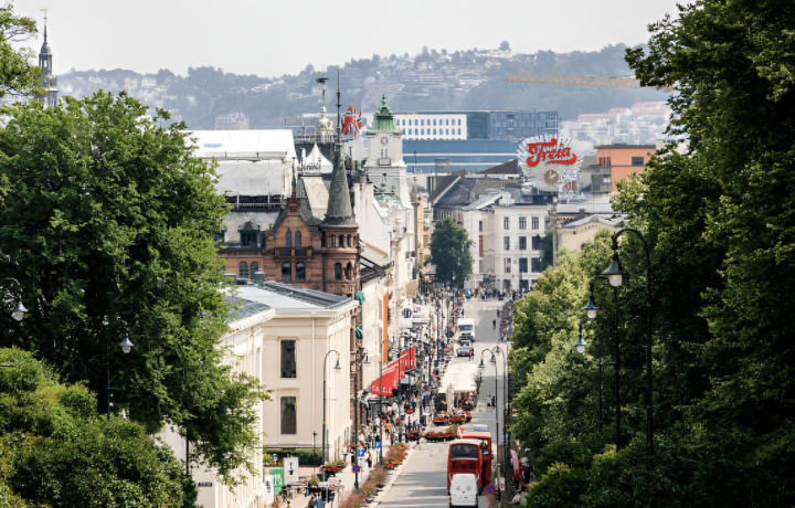 alt="alt="Calle comercial Karl Johans gate en el centro de la ciudad de Oslo, Noruega.""