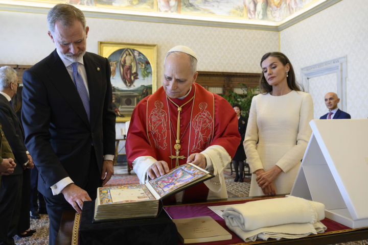 El papa León XVI con los obsequios regalados por los reyes Felipe y Letizia en su audiencia en El Vaticano