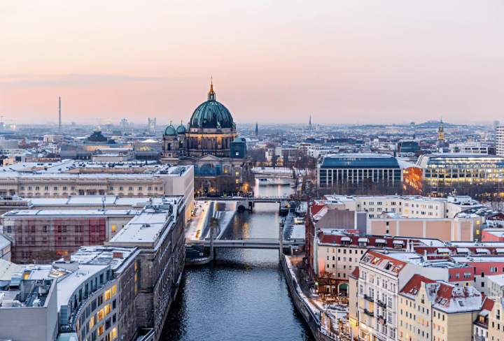 alt="alt="Vista aérea del paisaje urbano de Berlín con la Catedral de Berlín y el río Spree al atardecer en invierno""