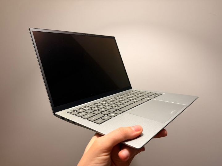 La pantalla y el teclado del Acer Swift Edge 14 AI.