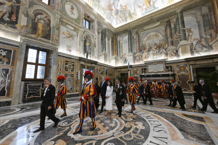 Los reyes Felipe y Letizia, acompañados de la Guardia Suiza de camino a su audiencia con el papa León XIV
