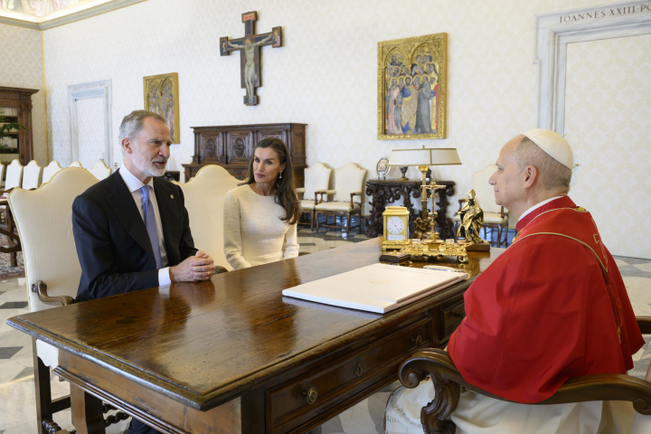 Los reyes Felipe y Letizia hablando con el papa León XIV en su audiencia en El Vaticano