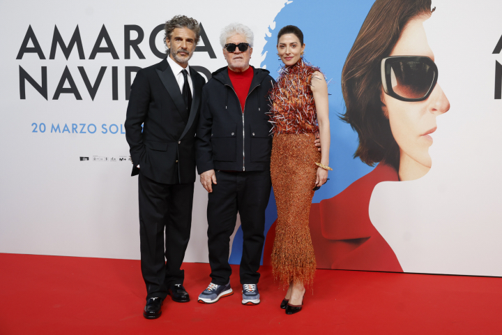 Pedro Almodóvar, Leonardo Sbaraglia y Bárbara Lennie en la premiere de 'Dolor y gloria'.