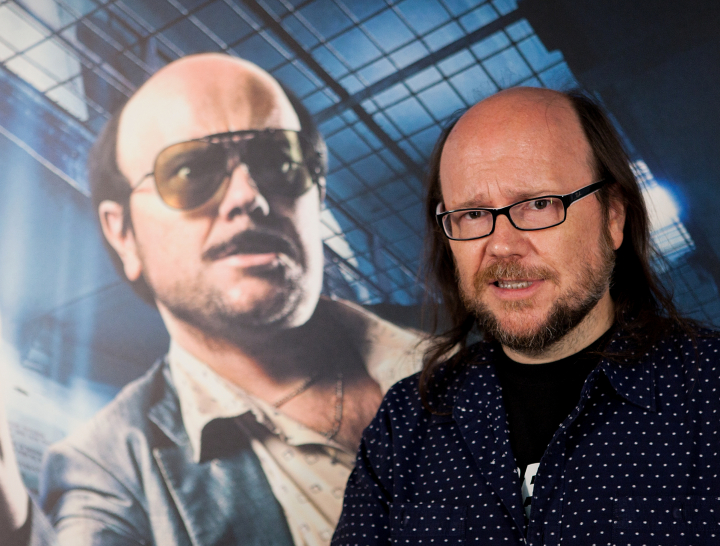 Santiago Segura con un cartel de 'Torrente 4: Lethal crisis'