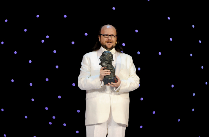 Santiago Segura sosteniendo un Goya en la gala de entrega de los Premios Goya 2011