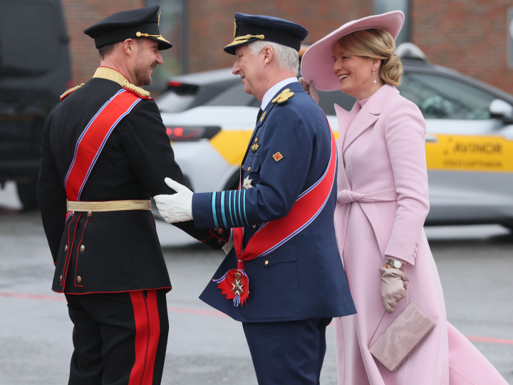 Haakon de Noruega saluda a Felipe y Matilde de Bélgica a su llegada a Oslo por su visita de Estado a Noruega