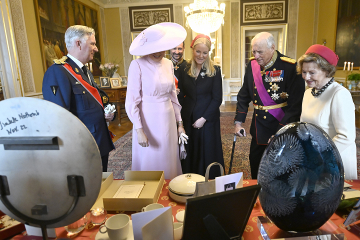La familia real noruega muestra unos objetos a Felipe y Matilde de Bélgica en su visita de Estado a Noruega