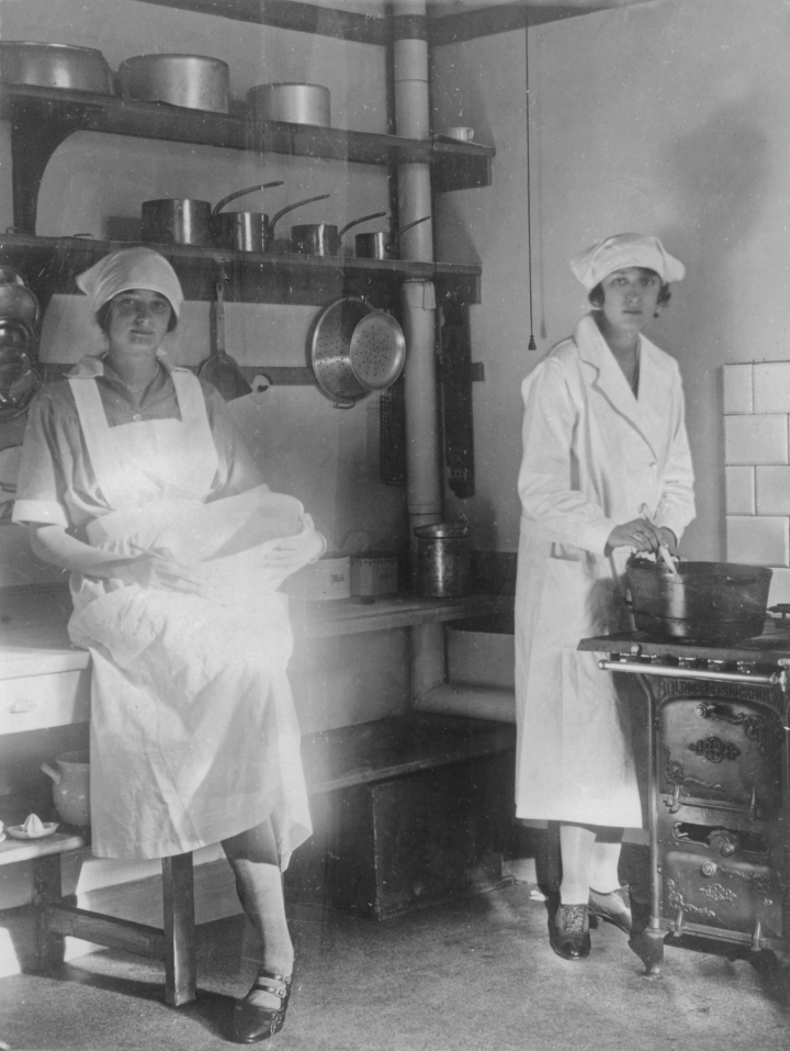 Las hermanas Astrid de Bélgica y Marta de Noruega cuando eran jóvenes y eran princesas de Suecia