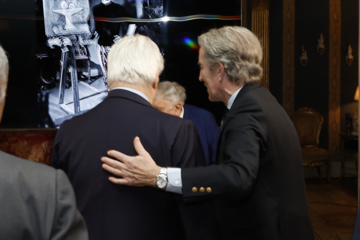 Alfonso Díez, muy cómplice con el duque de Alba en la presentación del libro 'La última duquesa' en el Palacio de Liria