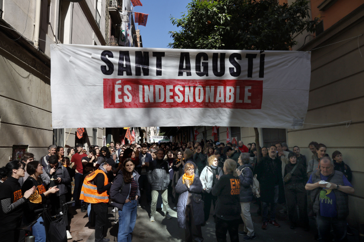 Centenares de manifestantes congregados para impedir el desahucio de un inquilino, Txema Escorsa, porque la empresa propietaria quiere convertir el edifico en 'colivings'.