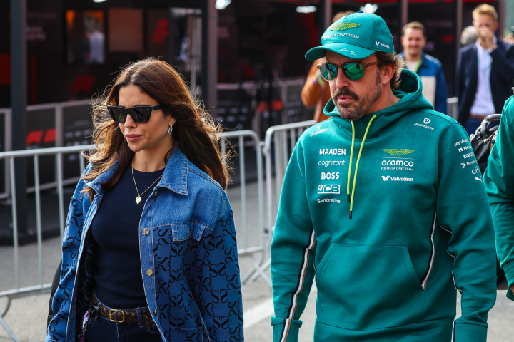 Fernando Alonso y Melissa Jiménez paseando en el paddock en el Gran Premio de F1 de Bélgica 2025