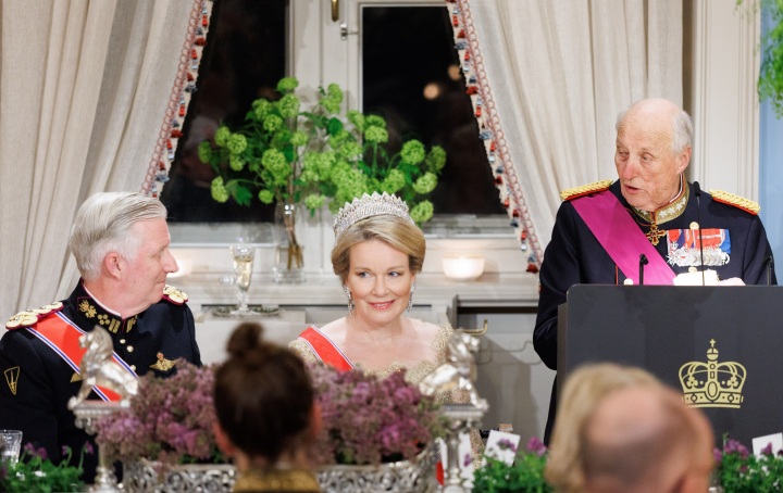 Harald de Noruega pronuncia un discurso en presencia de Felipe y Matilde de Bélgica en la cena de gala por la visita de Estado de los reyes de Bélgica