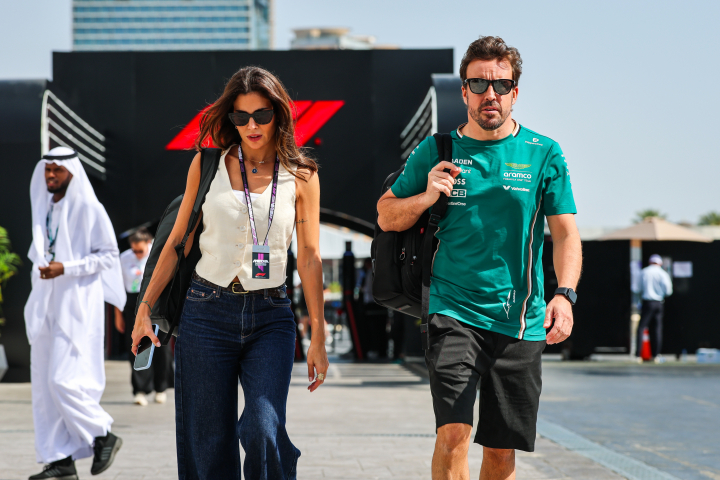 Melissa Jiménez y Fernando Alonso en el Gran Premio de F1 de Arabia Saudí 2025