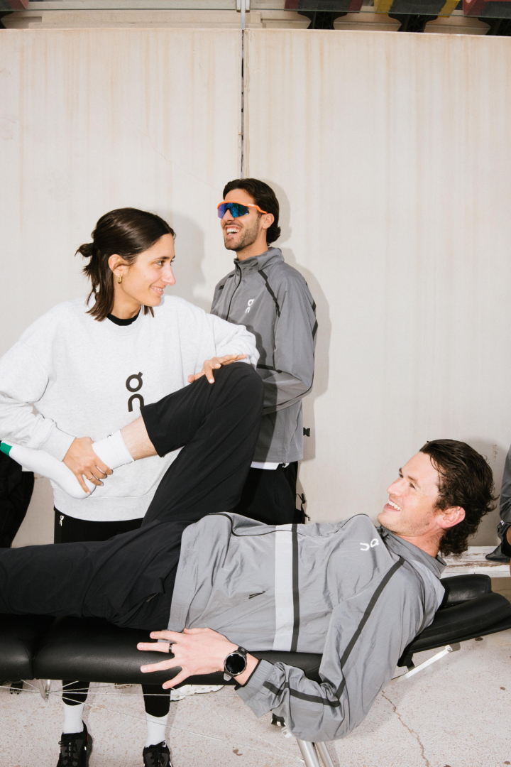 Claudia Levoni, en una sesión de fisio con uno de los atletas