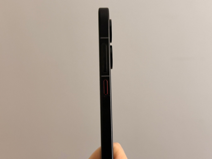 El grosor, con el botón de color rojo, del POCO X8 Pro.