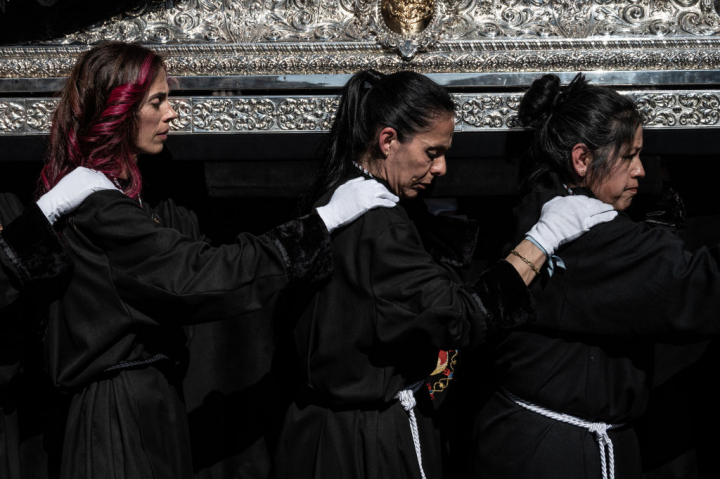 Mujeres llevan la figura de la Virgen de la Soledad, en Madrid